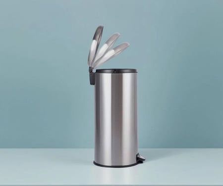 سلة نفايات دورات المياة الفندقية