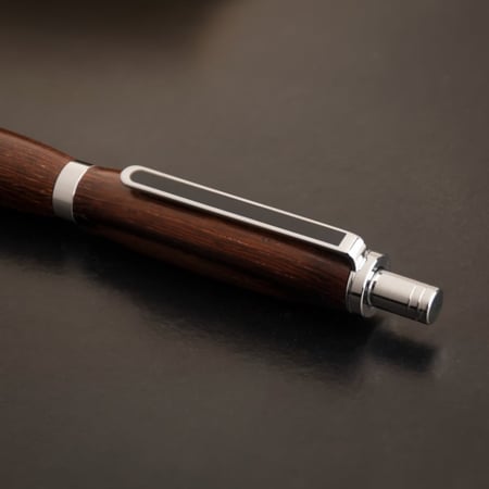 قلم من الخشب الطبيعي