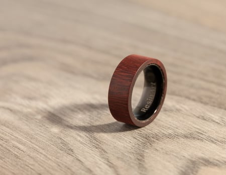 خاتم من الخشب الاحمر