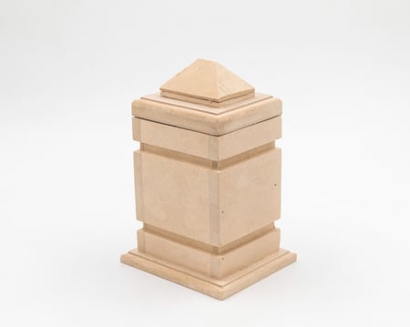 مبخرة بغطاء هرمي