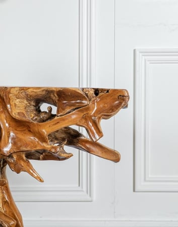 مدخل نادر من جذوع الخشب