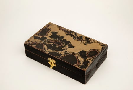 صندوق بتأثيرات وطبقة لامعة