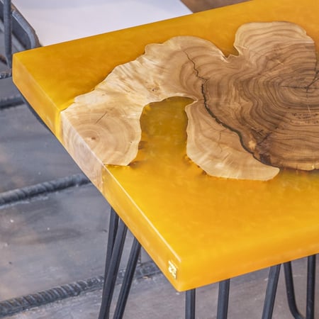 طاولة خدمة من الخشب والرزن