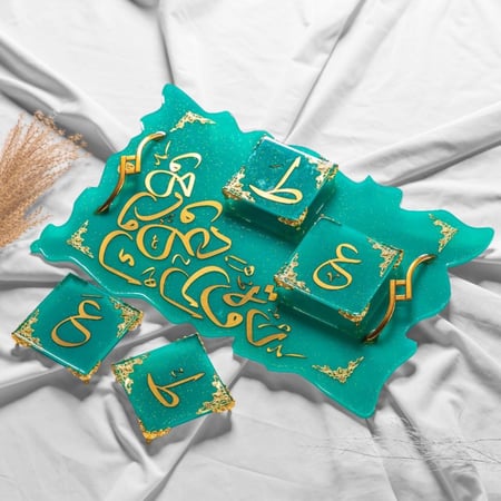 صينية تقديم مع قواعد أكواب من الرزن