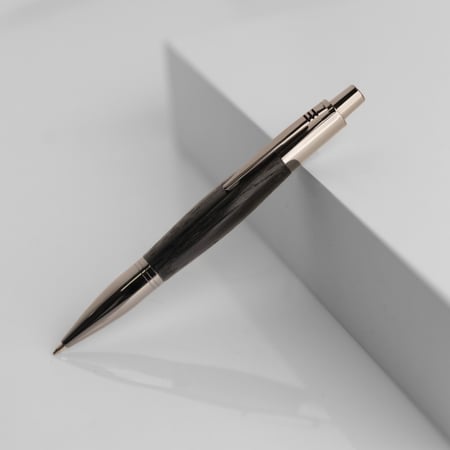 قلم من خشب البلوط