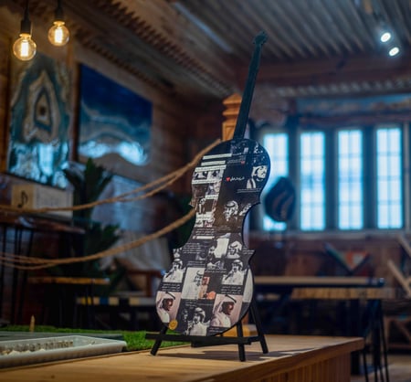 قطعة ديكورية "جيتار" مع حامل خشبي