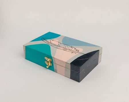 صندوق مُزيّن بشكل الريشة