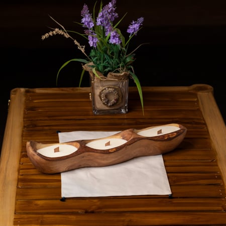 شمعة في طبق خشبي