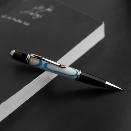 قلم اكريلك مُطعّم بالكروم