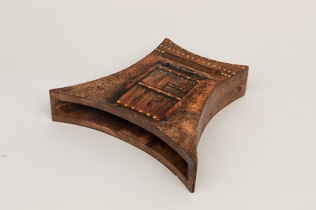 مُكبّر صوت معتق مستلهم من الأبواب الشعبية