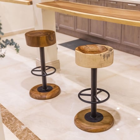 كرسي مرتفع من الخشب الطبيعي