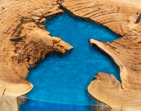 طاولة خشب مع الرزن