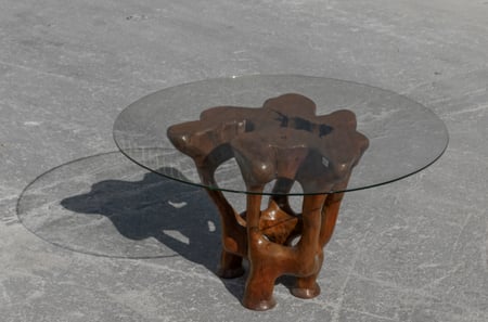 طاولة مميزة مرتفعة من الخشب الطبيعي