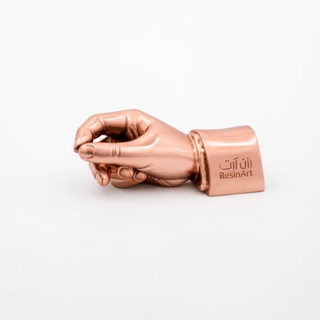 حامل اقلام معدني على شكل يد