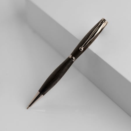 قلم من خشب البلوط