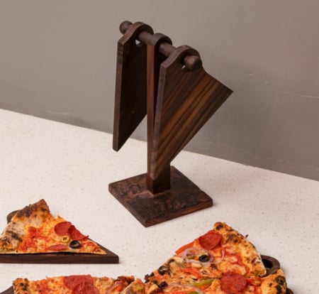 طبق تقديم مقسم مع حامل