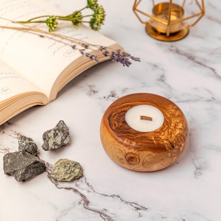 شمعة في شمعدان خشبي