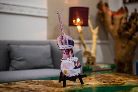 قطعة ديكورية "جيتار" مع حامل خشبي