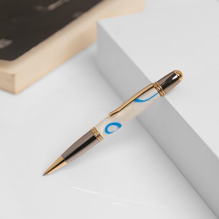 قلم اكريلك مُطعّم بالذهب