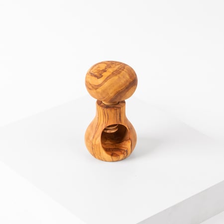 كسارة للبندق من الخشب