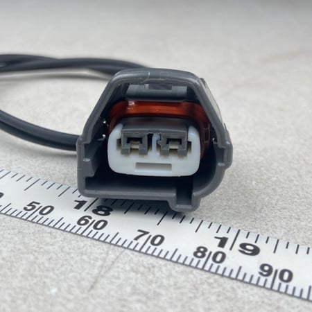 فيش حساس تويوتا كرنك و كام  (أصلي) مع أسلاك تكسل ١٨قيج/٠.٧٥ ملي