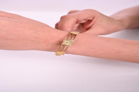 أسوارة نسائية لون ذهبي من لادون