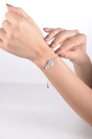 أسوارة نسائية لون فضي  من لادون