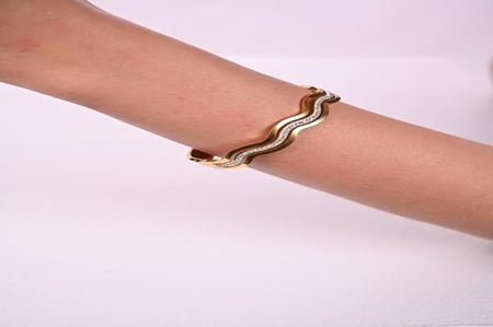 أسوارة نسائية لون ذهبي من لادون