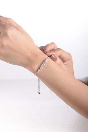 أسوارة نسائية لون فضي من لادون