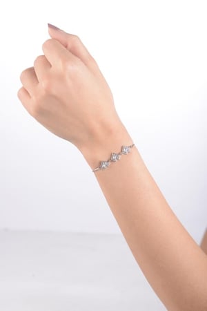 أسوارة نسائية لون فضي من لادون