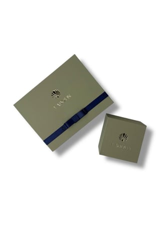 ساعة نسائية من لادون  مينا فضي بحروف عربية