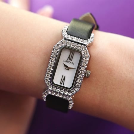 ساعة نسائية جلد لون أسود من لادون