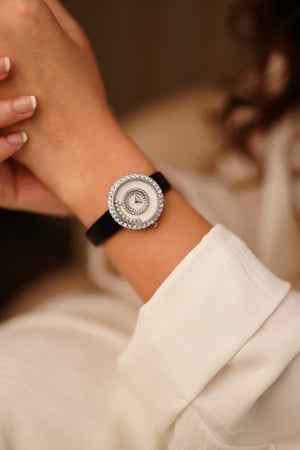 ساعة نسائية جلد لون أسود من لادون