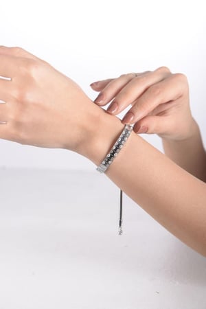 أسوارة نسائية لون فضي من لادون