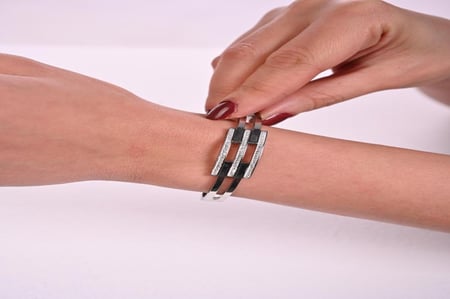 أسوارة نسائية لون فضي من لادون