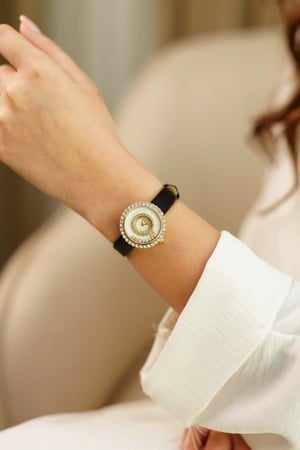 ساعة نسائية جلد لون أسود من لادون