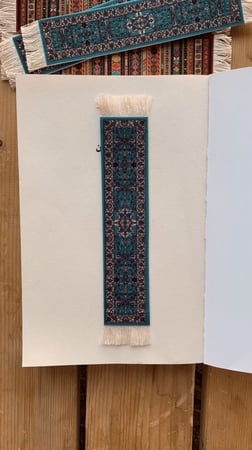 فاصل سجادة بتطريز ازرق { مقوى }