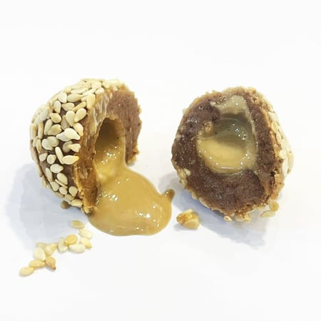 كرات التمر محشوة بالطحينة ومغطاة بالسمسم