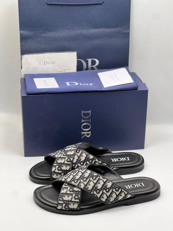 صندل Dior اسود