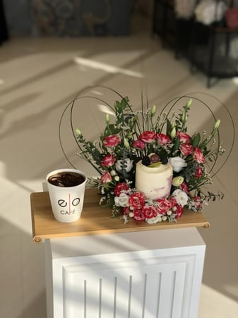 كيك وكوفي مزين بالورد