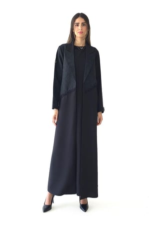 عباية سوداء كريب بتدخيلة جاكار مطرزة بالخرز الاسود