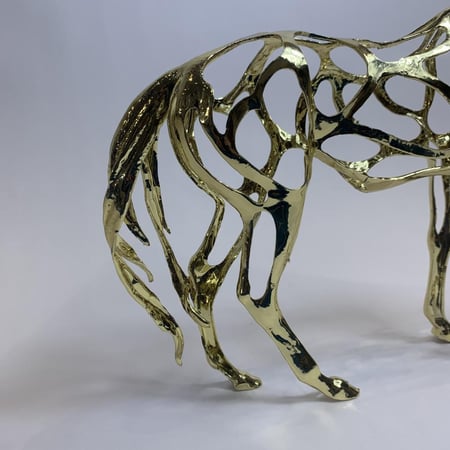 حصان استيل ذهبي