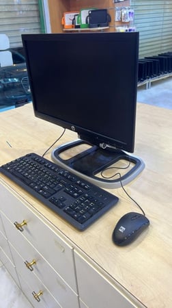 مكتبي I7 معلق خلف الشاشة