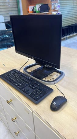 مكتبي I7 معلق خلف الشاشة