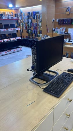 مكتبي I7 معلق خلف الشاشة
