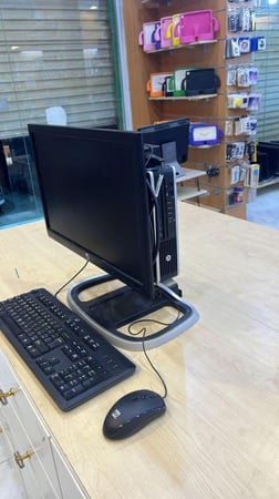 مكتبي I7 معلق خلف الشاشة