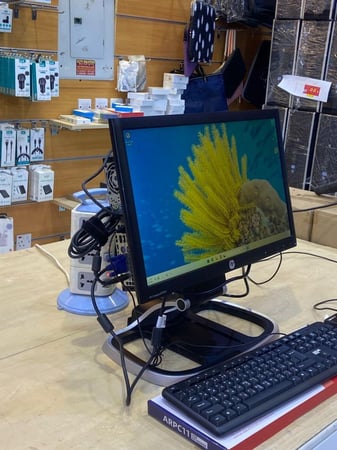 مكتبي I7 معلق خلف الشاشة