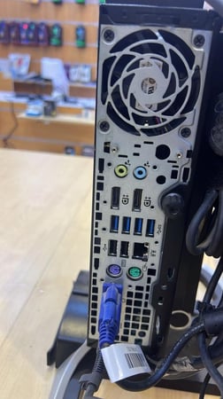 مكتبي I7 معلق خلف الشاشة