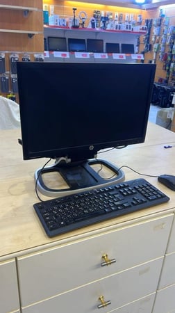 مكتبي I7 معلق خلف الشاشة