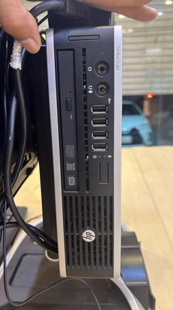 مكتبي I7 معلق خلف الشاشة